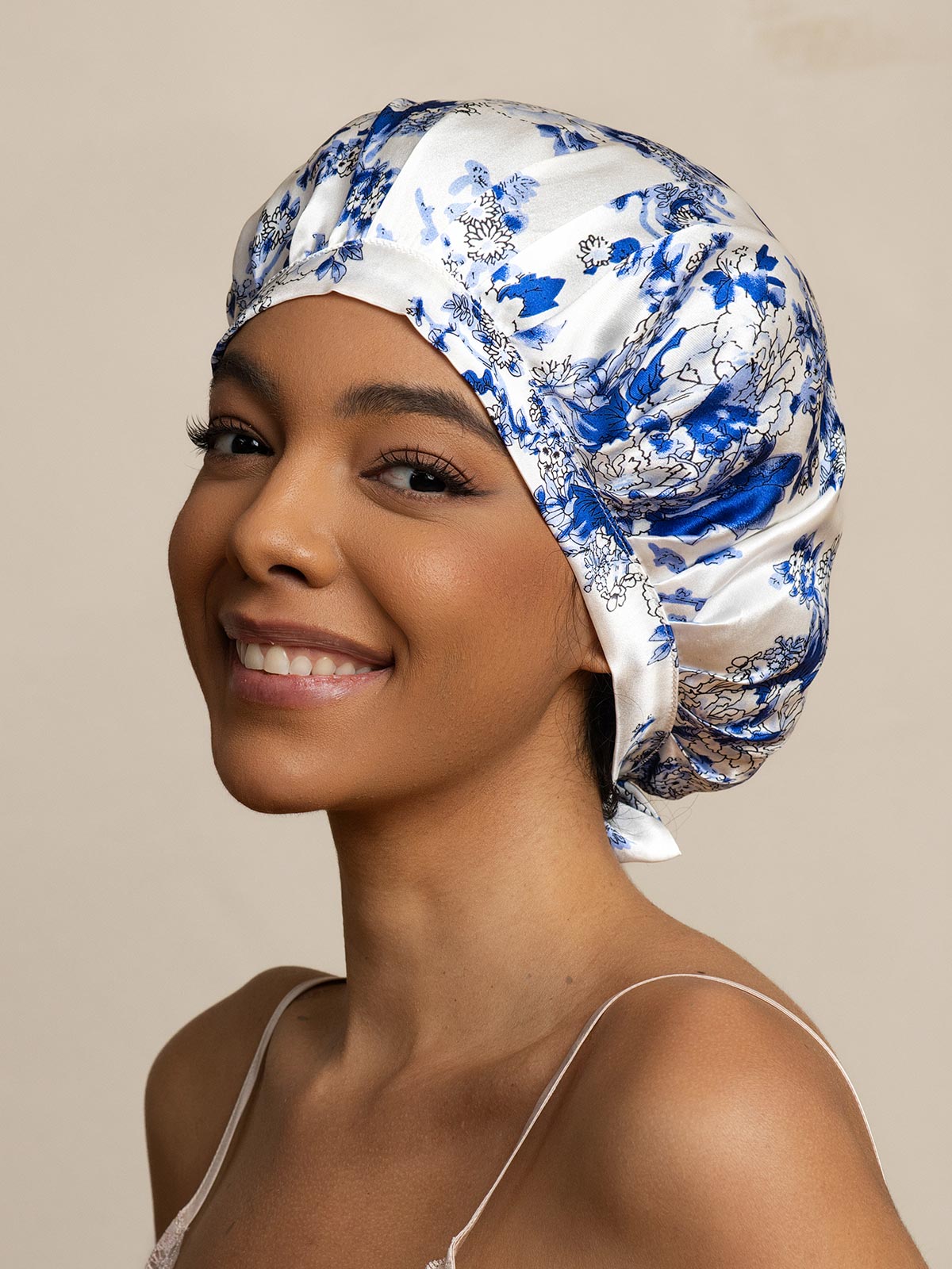 Gorro clásico de pura seda con cintas