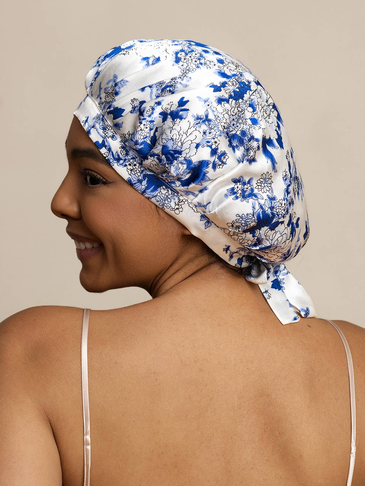 Gorro clásico de pura seda con cintas