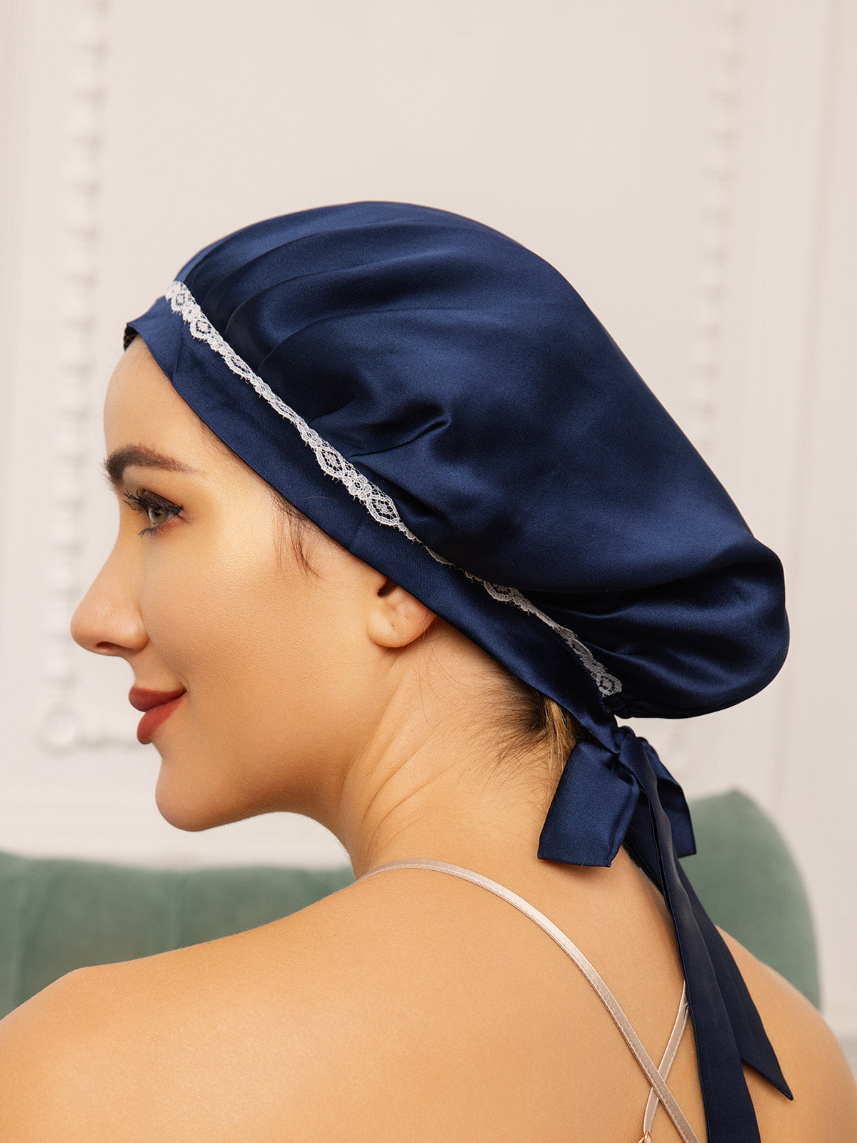 Gorro de encaje de pura seda con cintas
