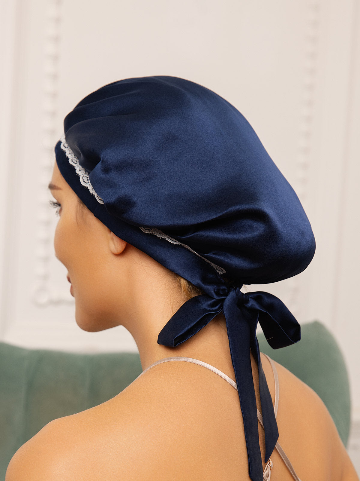 Gorro de encaje de pura seda con cintas