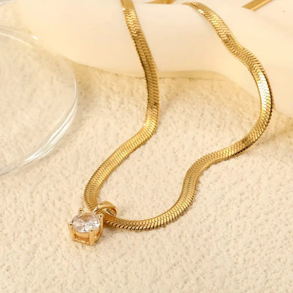 Elegante collar con colgante de pedrería | Dorado
