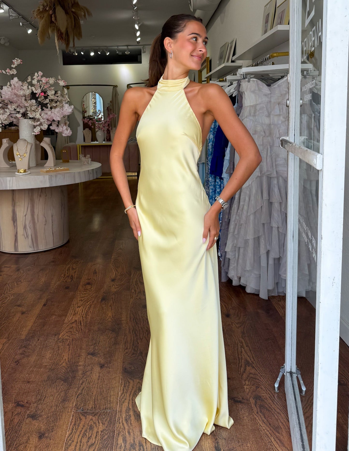 Bila | Elegante vestido largo de satén con escote