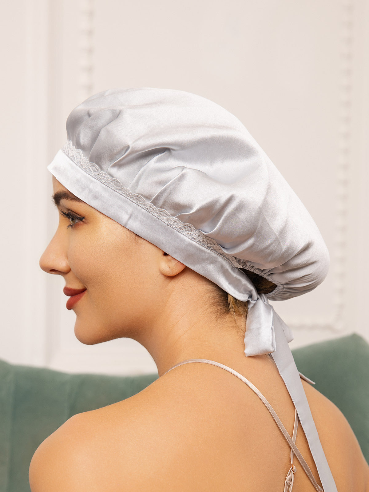 Gorro de encaje de pura seda con cintas